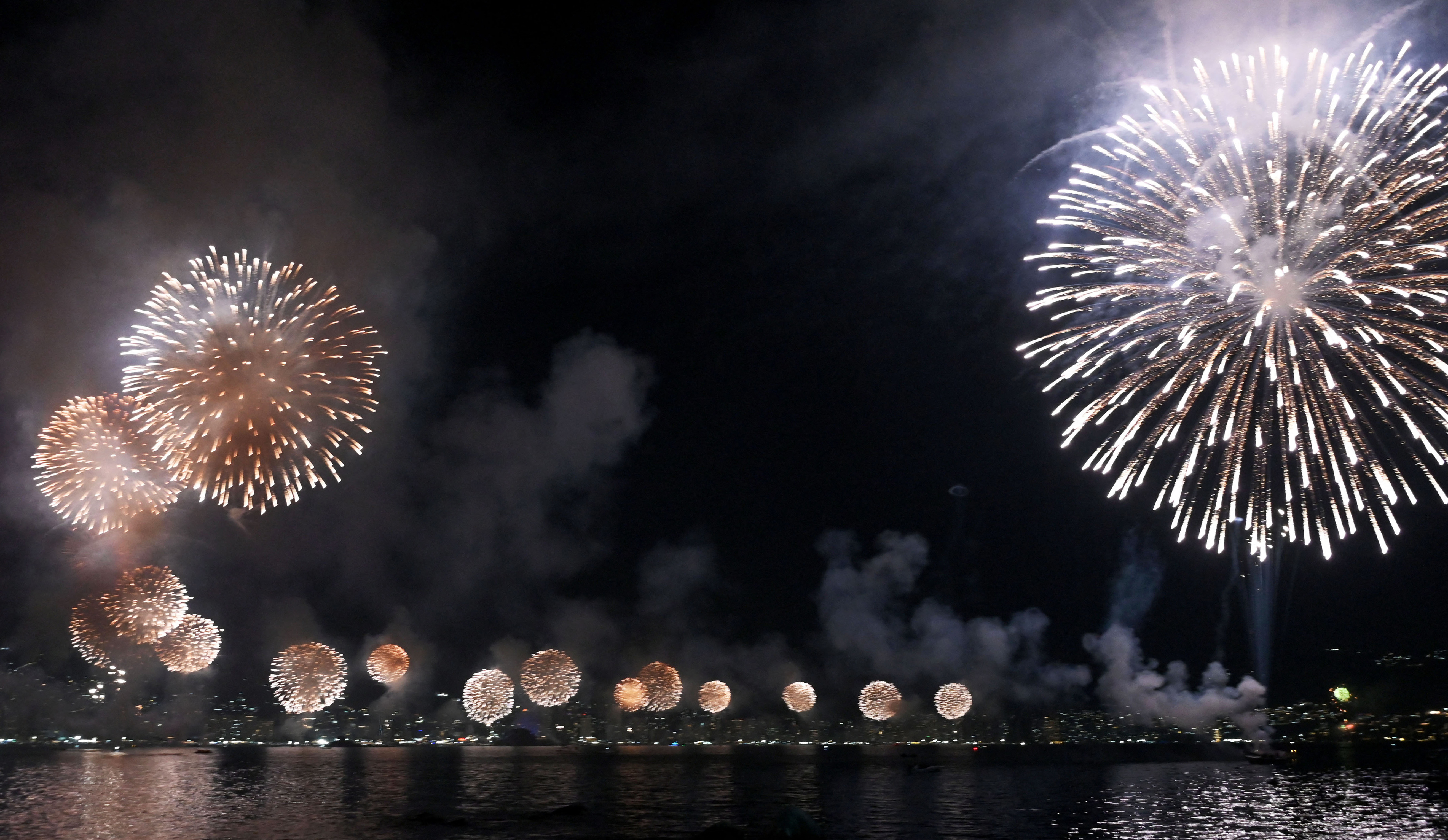 Des feux d'artifice sont tirés dans la baie d'Acapulco lors des célébrations du Nouvel An à Acapulco, dans l'État de Guerrero, le 1er janvier 2025. Francisco ROBLES / AFP