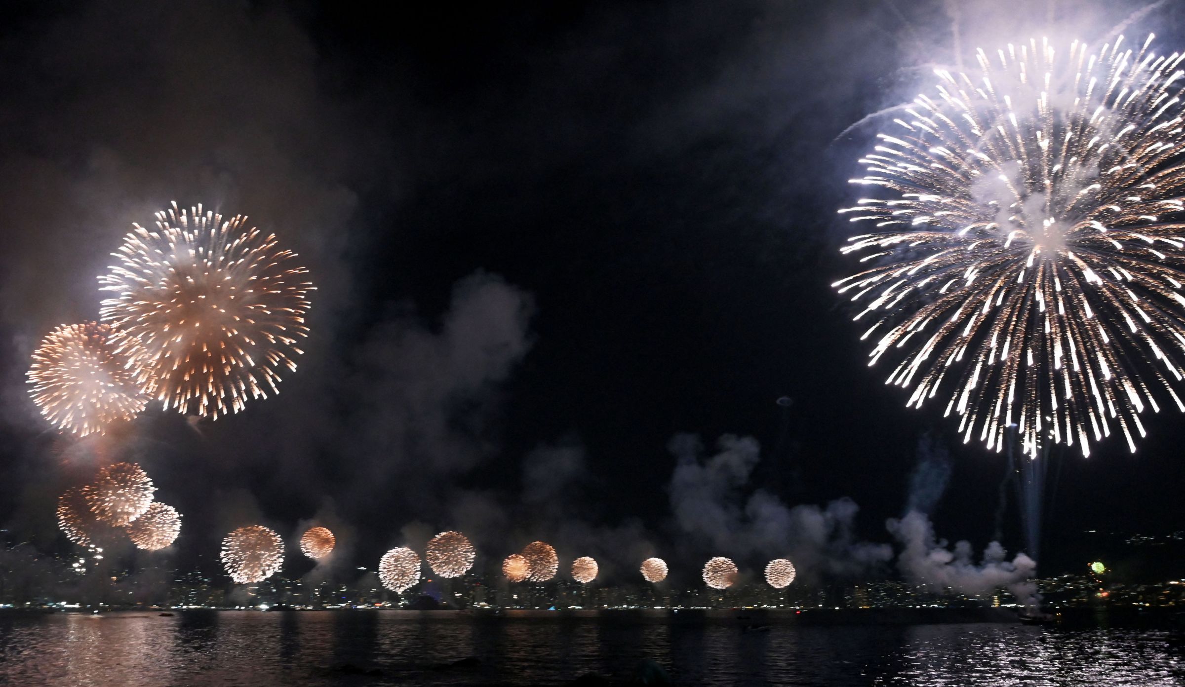 Des feux d'artifice sont tirés dans la baie d'Acapulco lors des célébrations du Nouvel An à Acapulco, dans l'État de Guerrero, le 1er janvier 2025. Francisco ROBLES / AFP