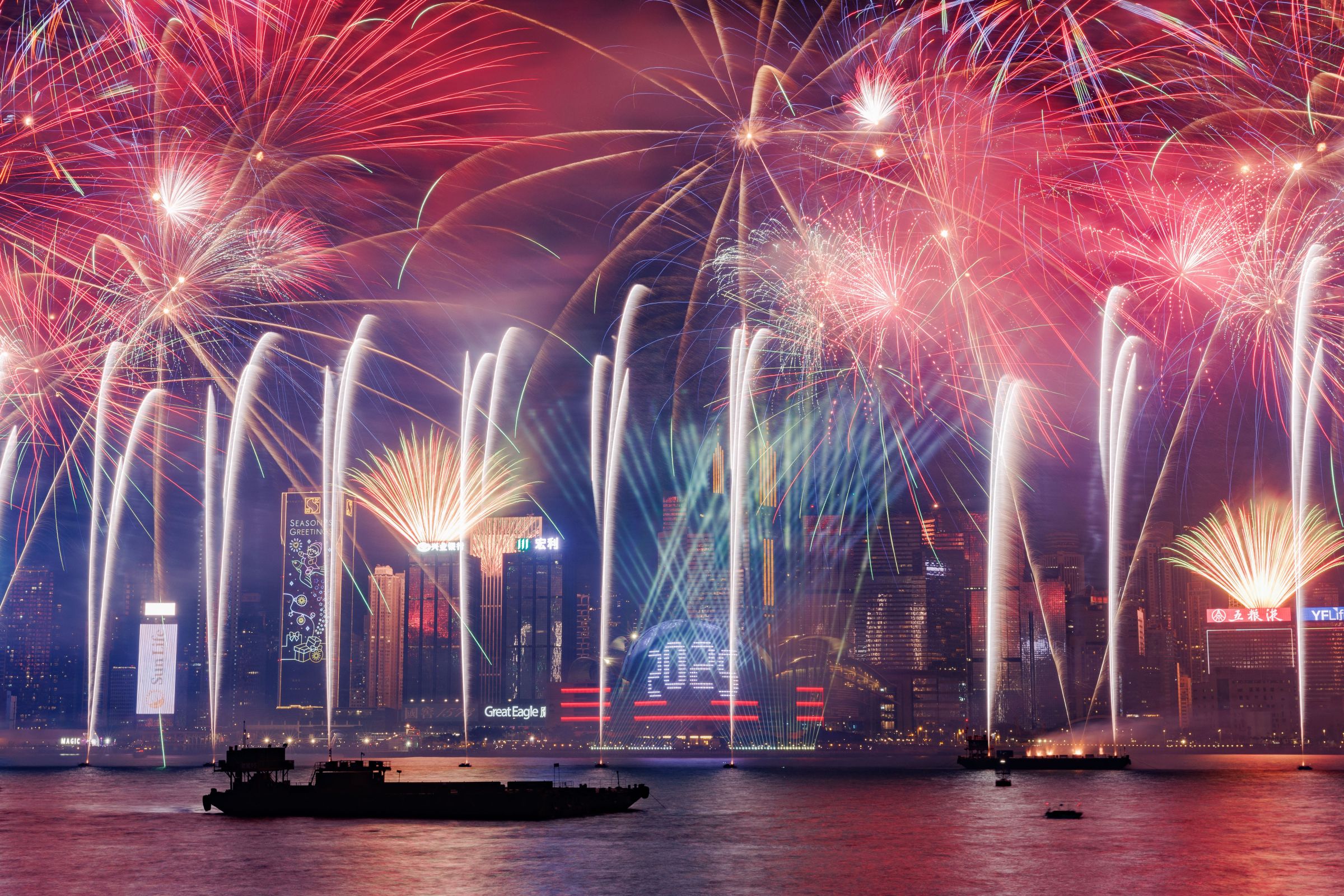 Cette photographie montre des feux d'artifice au-dessus du port de Victoria pour célébrer le Nouvel An à Hong Kong le 1er janvier 2025. May JAMES / AFP