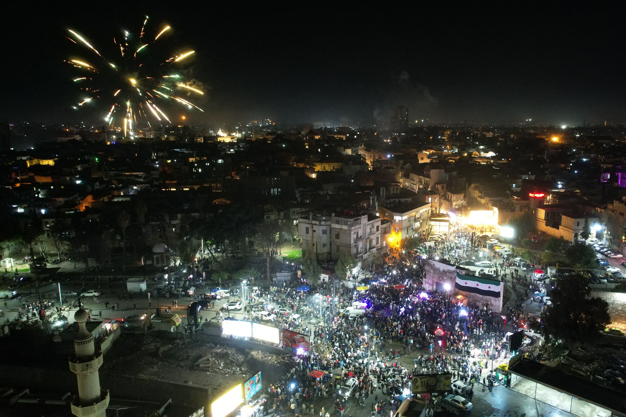 Une vue aérienne montre des Syriens regardant des feux d'artifice lors des célébrations du Nouvel An à Damas, le 31 décembre 2024. AFP