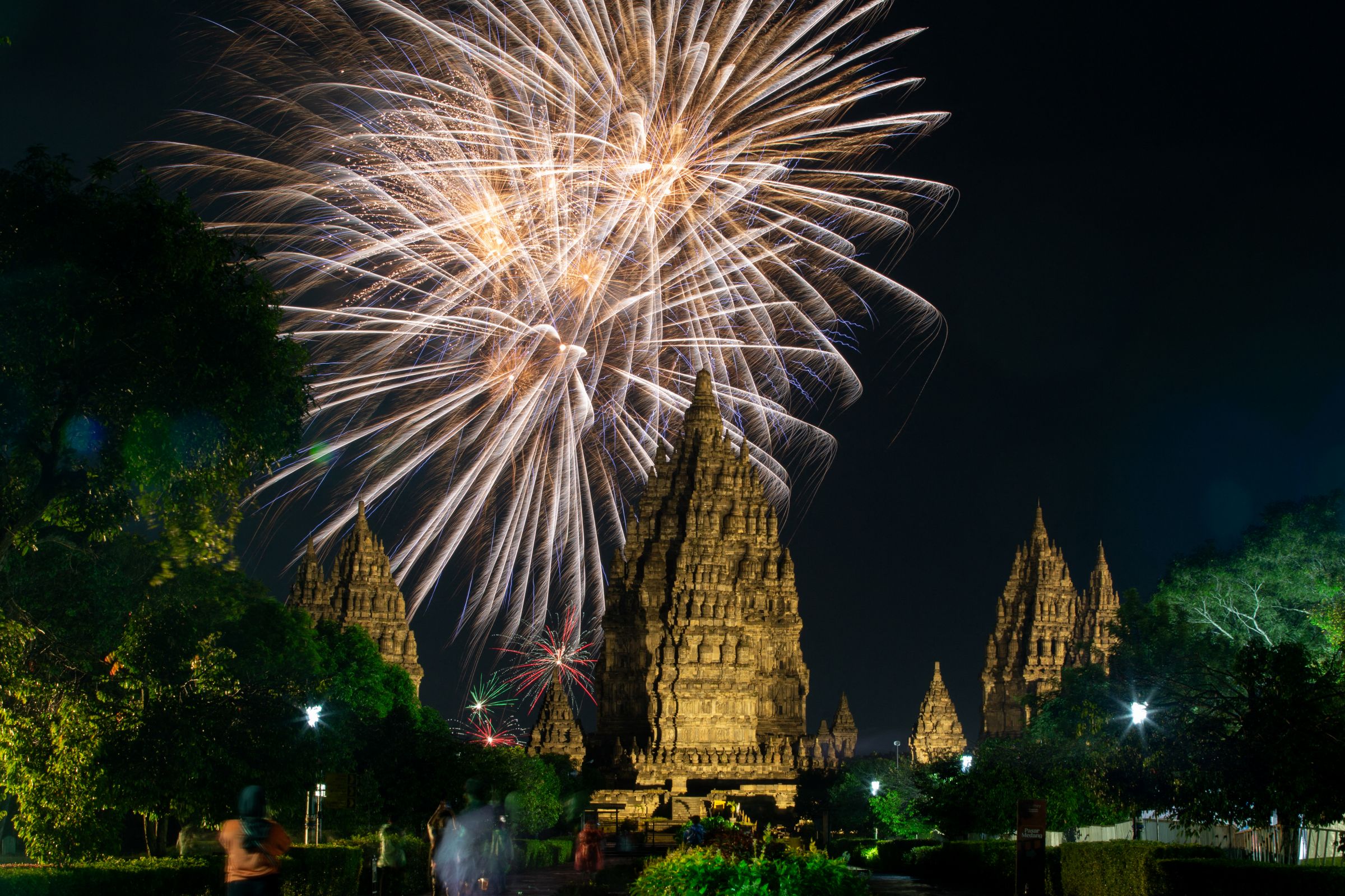 Des feux d'artifice s'allument au-dessus du temple de Prambanan, un complexe de temples hindous du IXe siècle et site du patrimoine mondial de l'UNESCO, à Yogyakarta, le 1er janvier 2024. Devi RAHMAN / AFP