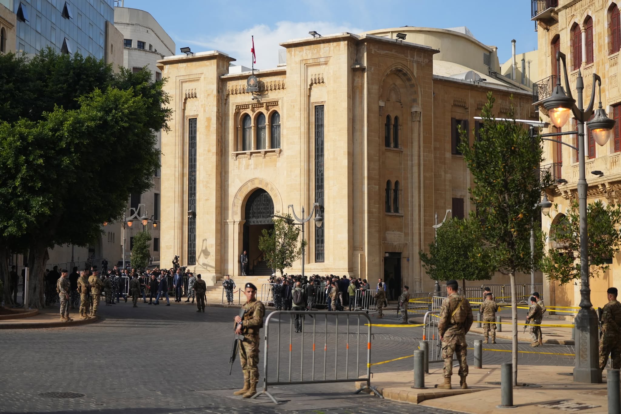 Peu avant 11h, militaires et journalistes se rassemblent devant le siège du Parlement, en attendant les députés qui arrivent à temps pour cette 13ème séance électorale dont nombreux sont ceux qui espèrent qu'elle va enfin déboucher sur l'élection d'un nouveau président dans un Liban en crise. Photo Mohammad Yassine/L'Orient-Le Jour
