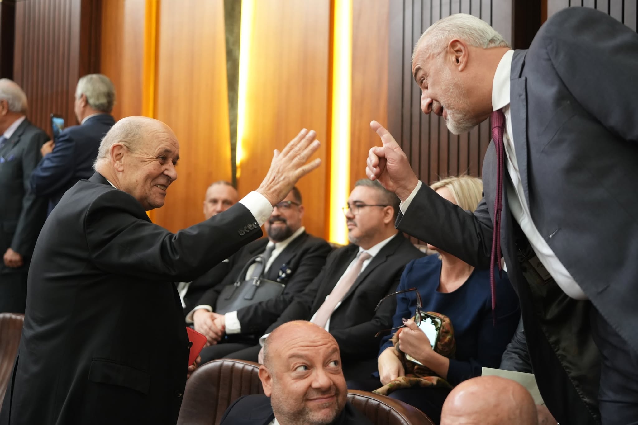 Parmi ces émissaires, Jean-Yves Le Drian, l'envoyé du président Emmanuel Macron, qui échange avec le corps diplomatique, sur le balcon de l'Hémicycle. Photo Mohammad Yassine/L'Orient-Le Jour