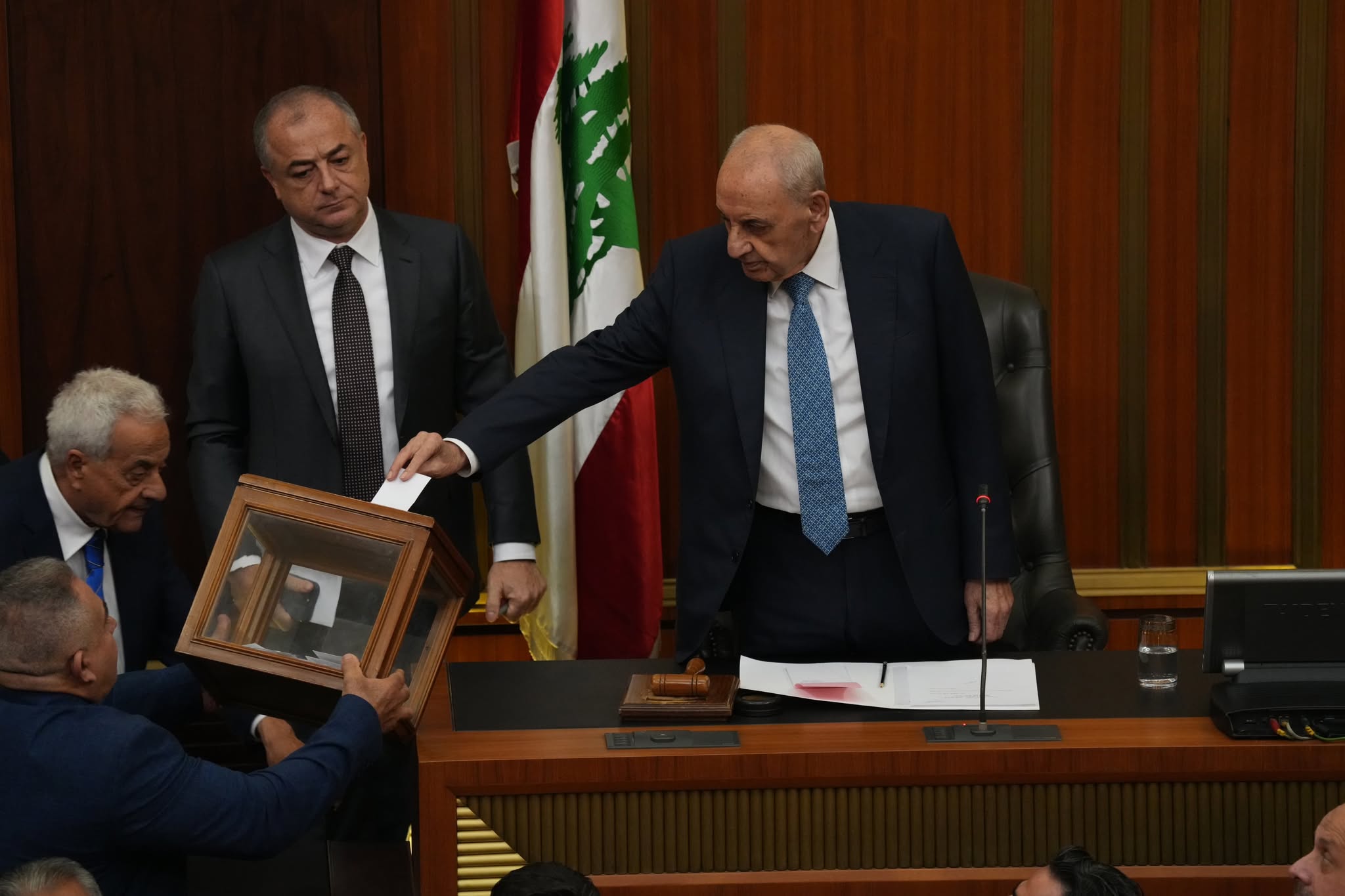 Malgré quelques échanges tendus entre députés en début de séance, le vote, qui s'est tenu en deux tours, s'est globalement bien déroulé. Ici, le président de la Chambre, Nabih Berry, glisse son bulletin dans l'urne. Photo Mohammad Yassine/L'Orient-Le Jour