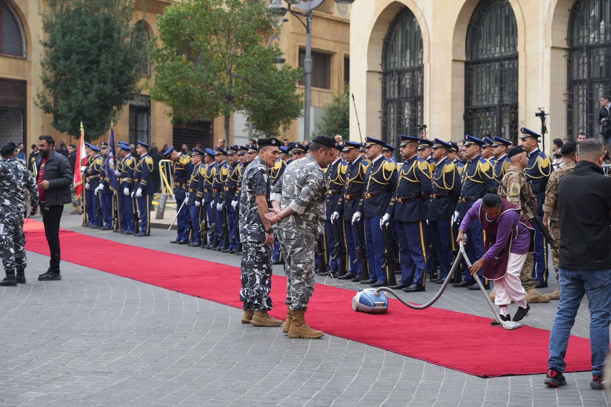 Après une pause de deux heures suite au premier tour, l'issue du vote est connue d'avance : Joseph Aoun sera bien élu président de la République. En attendant son arrivée dans l'Hémicycle, les militaires déroulent le tapis rouge. Photo Mohammad Yassine/L'Orient-Le Jour
