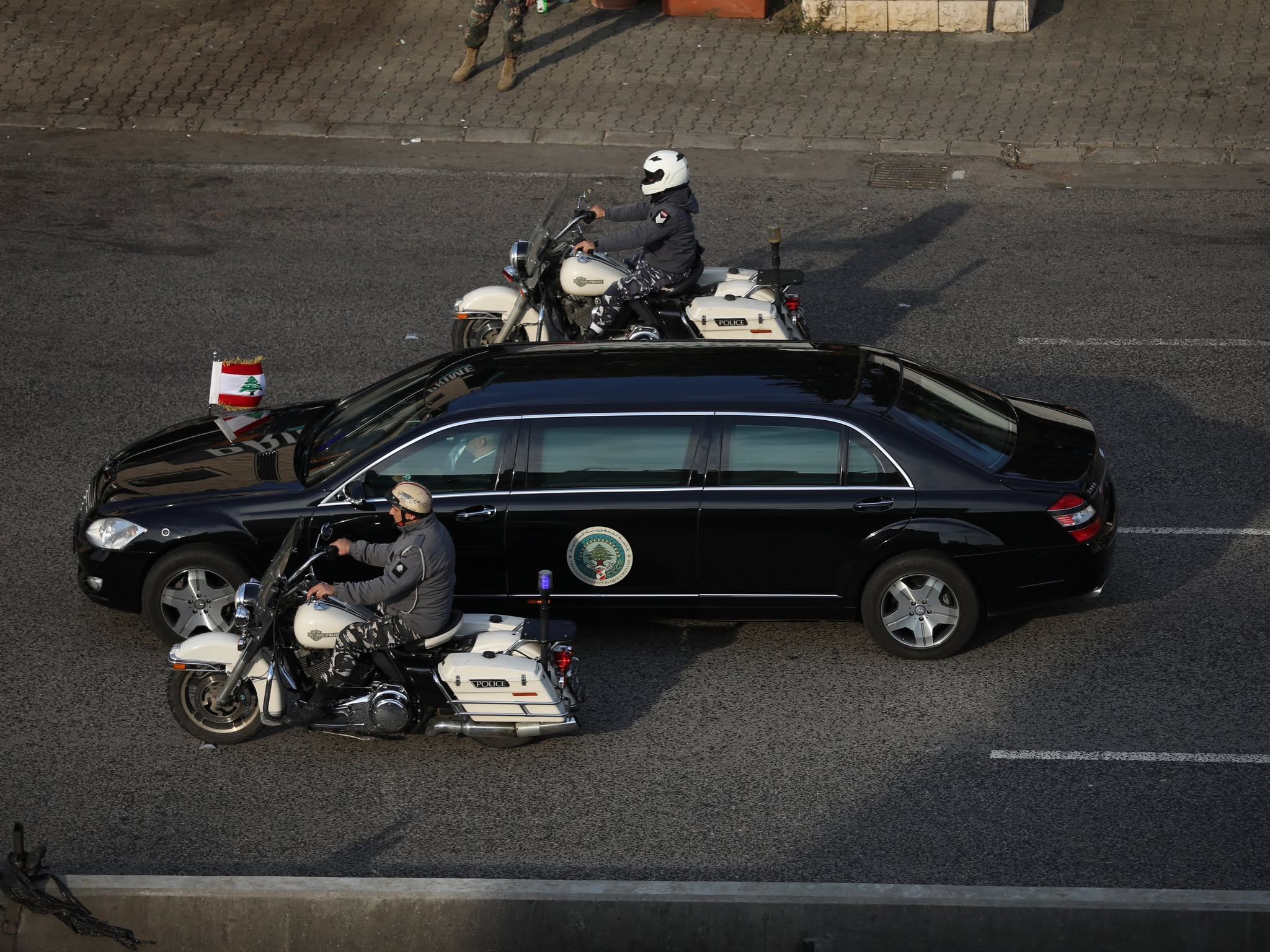 À quelques kilomètres de la place de l'Étoile, le convoi présidentiel, escorté par des motards, emmène Joseph Aoun depuis ses bureaux à Yarzé, vers le centre-ville de Beyrouth, quelques minutes après les résultats définitifs. Photo Matthieu Karam/L'Orient-Le Jour