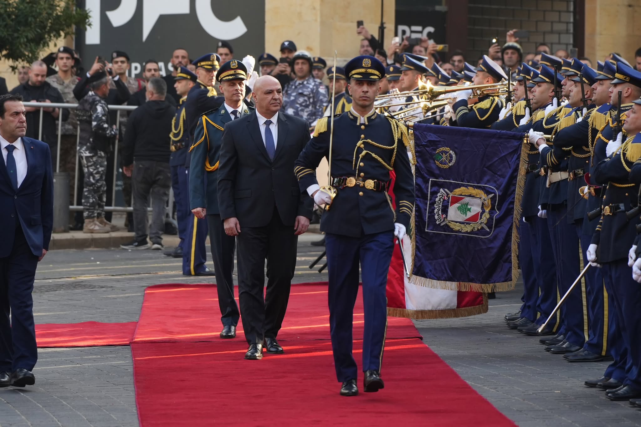 Le nouveau chef de l'État passe en revue la garde présidentielle, alors qu'il s'apprête à monter les marches du Parlement. Photo Mohammad Yassine/L'Orient-Le Jour