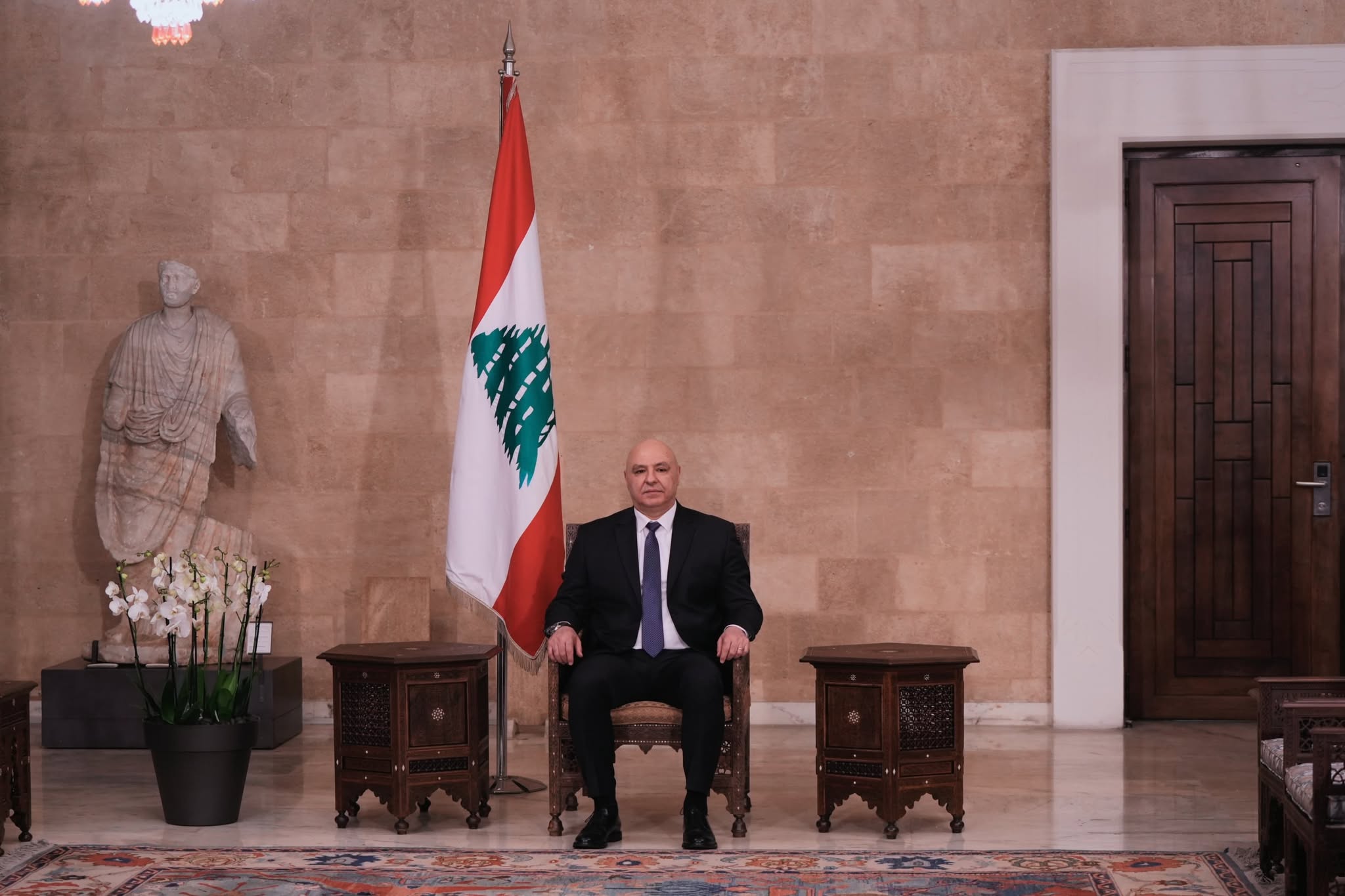 Après avoir reçu les félicitations des députés dans le salon d'honneur du Parlement, Joseph Aoun s'est rendu au palais présidentiel de Baabda, où il s'est installé. Photo Mohammad Yassine/L'Orient-Le Jour