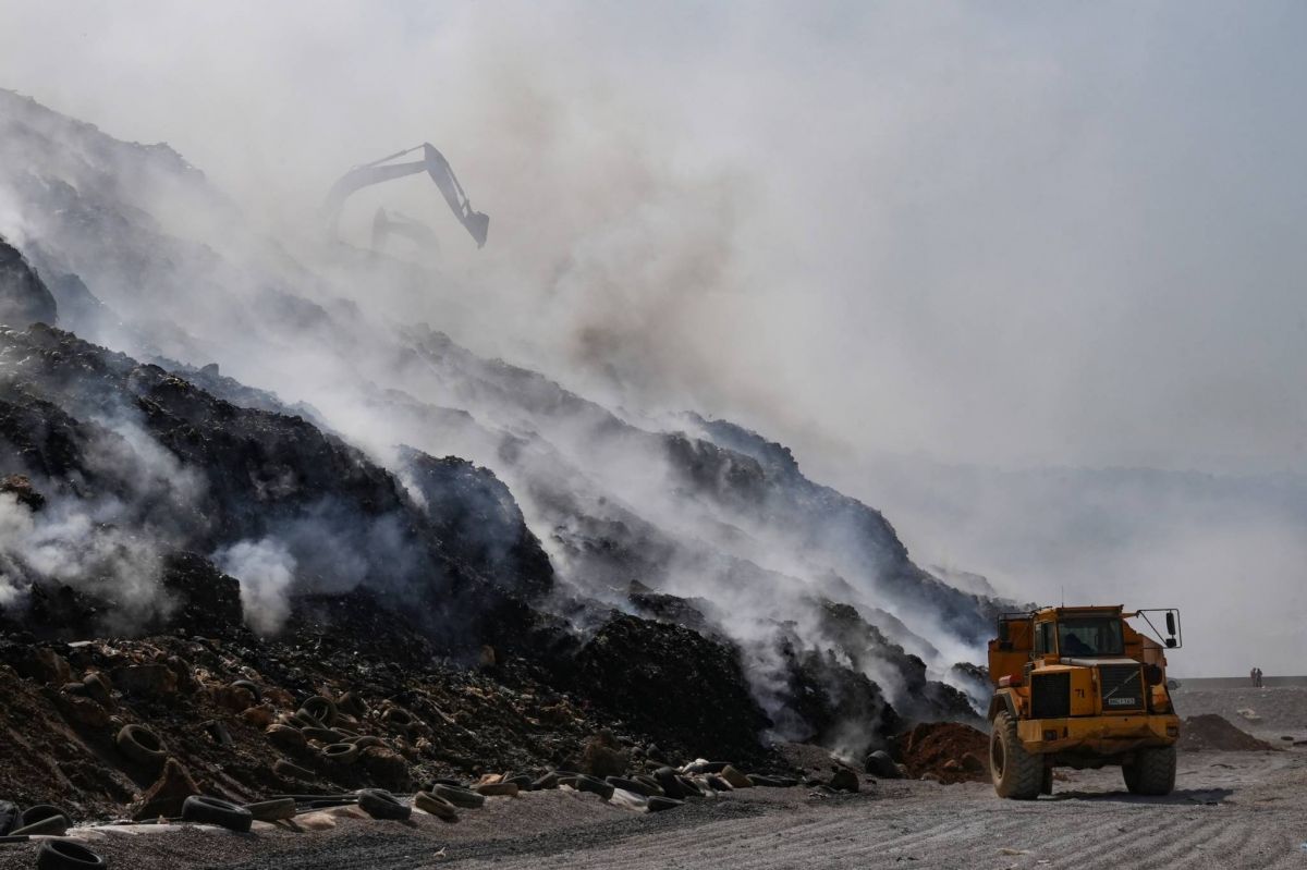 Grand incendie dans une usine d'éponges à Dohat Aramoun, au sud de Beyrouth