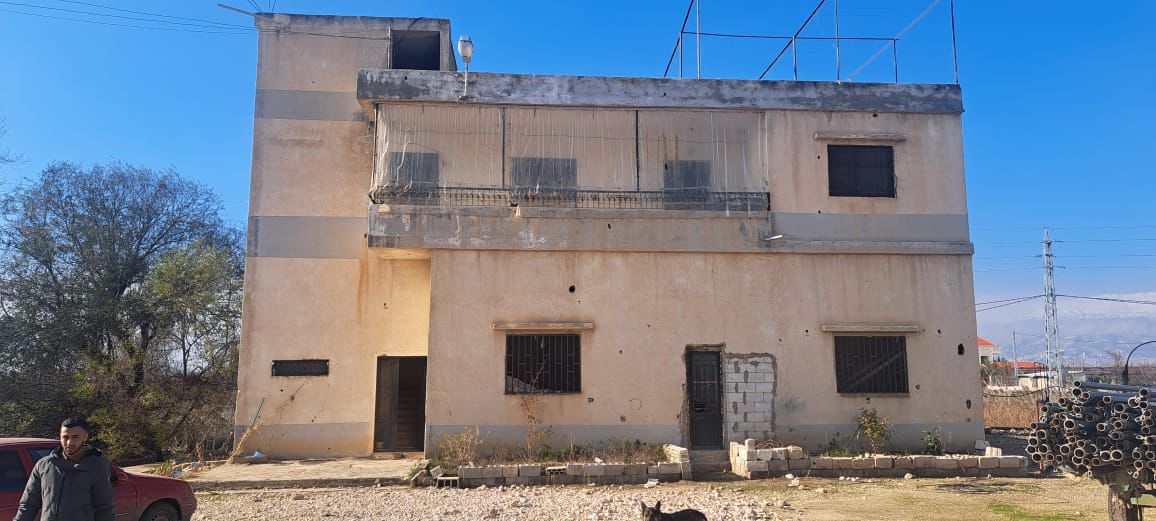 Army hands over Bekaa building to Litani office, previously occupied by Pro-Assad Palestinian groups