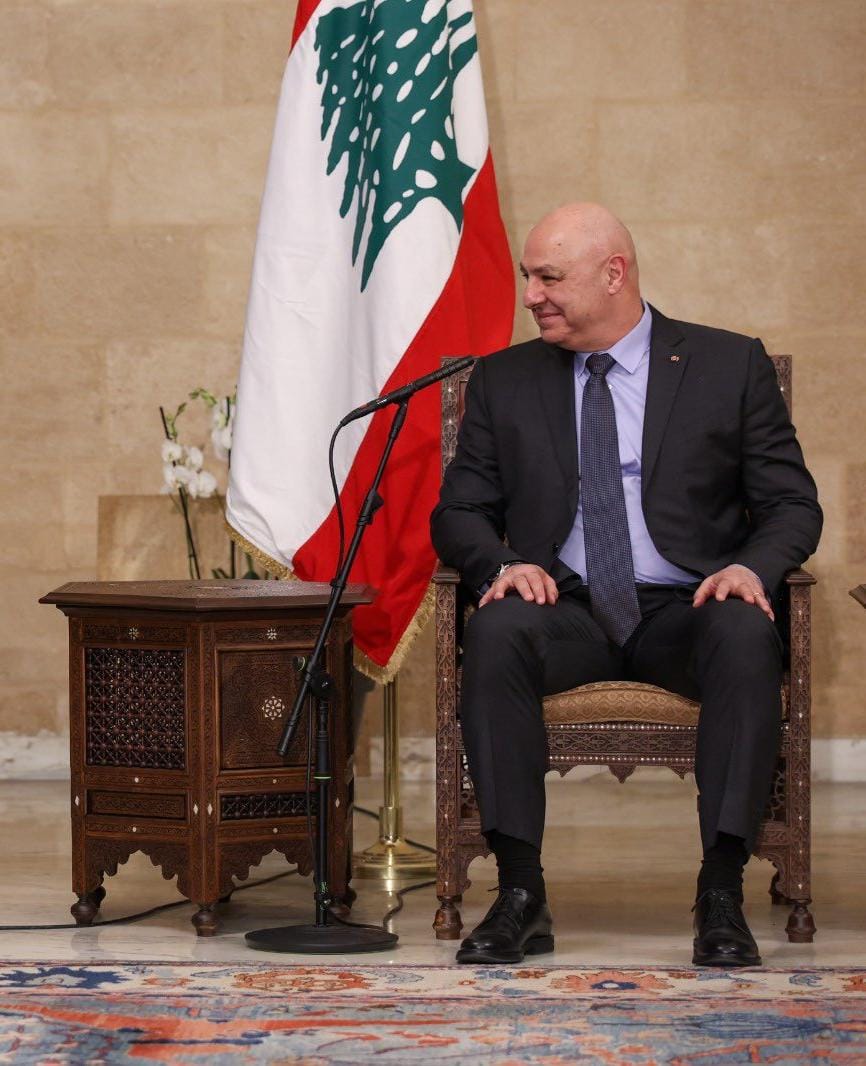 « Sympathique » et « charismatique » : une vidéo de Joseph Aoun à Baabda génère des commentaires positifs