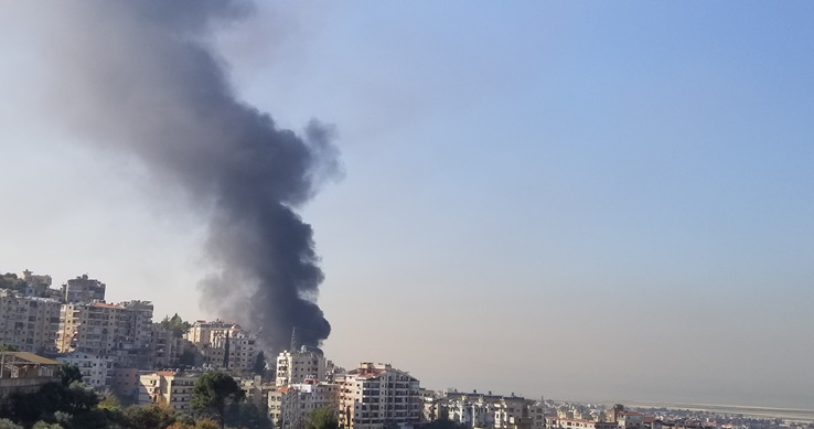Impressionnant incendie dans une usine de textile à Choueifate, au sud de Beyrouth Impressionnant incendie dans une usine de textile à Choueifate, au sud de Beyrouth