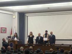 La doyenne Marie-Claude Najm, le recteur de l’USJ Salim Daccache et le ministre Nasser Yassine remettant à l’un des participants au programme Youth4Governance un certificat, jeudi, à la faculté de droit à l’USJ. Suzanne Baaklini/L’Orient-Le Jour