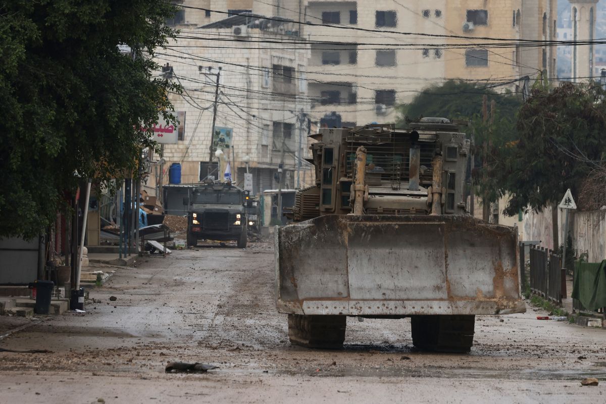 Hundreds leave Jenin as Israel West Bank raid continues Hundreds leave Jenin as Israel West Bank raid continues