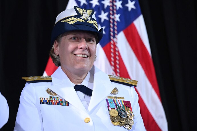 Trump renvoie la première femme à la tête d'une branche de l'armée américaine