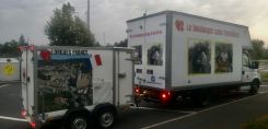 Un camion qui annonce la couleur de la générosité. Photo DR
