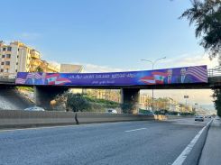 Une banderole pro-Massad Boulos et pro-Donald Trump à Jounieh, couvrant un pont de l’autoroute Beyrouth-Tripoli. Photo L’OLJ