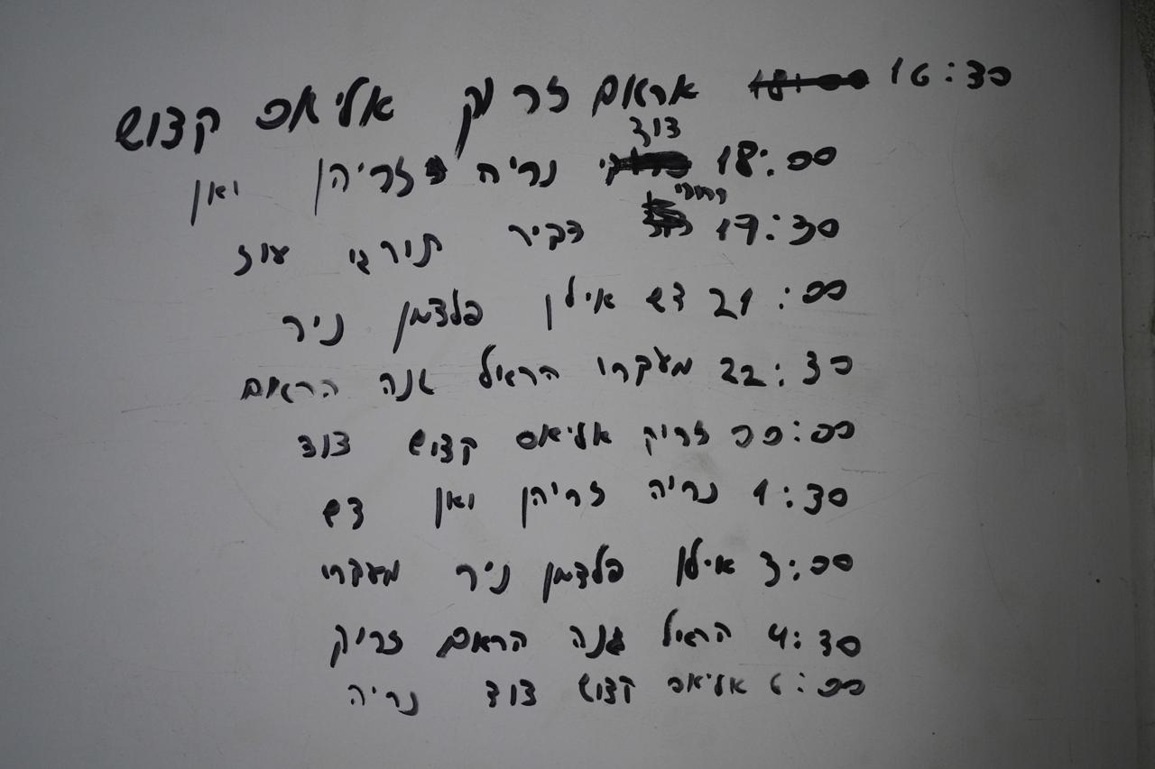 En de multiples endroits de la maison se trouvent, écrits sur les murs, des messages ou des indications militaires. Ici, les noms de soldats avec leur heure de présence. Photo Mohammad Yassine