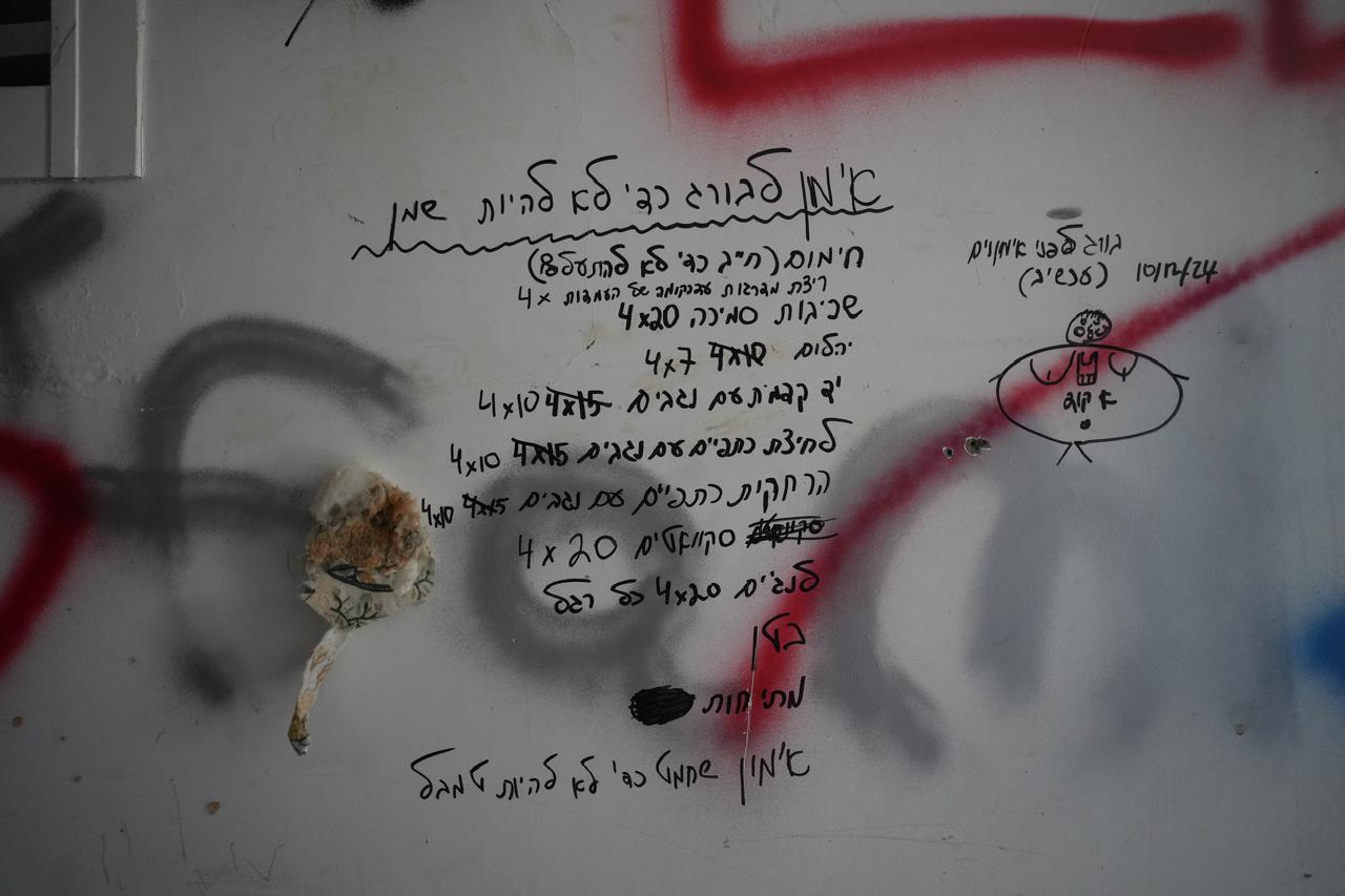 Ici, un guide détaillé d'exercices à l'intention des soldats pour résister au froid et rester en forme. Ce guide semble adressé aux soldats assignés à des postes d'observation. Photo Mohammad Yassine