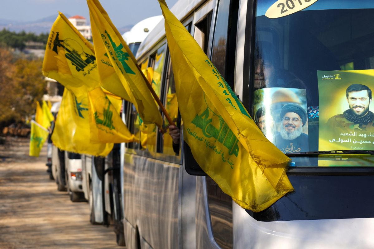 Des partisans du tandem chiite piétinent et brûlent un drapeau des FL, tollé sur les réseaux