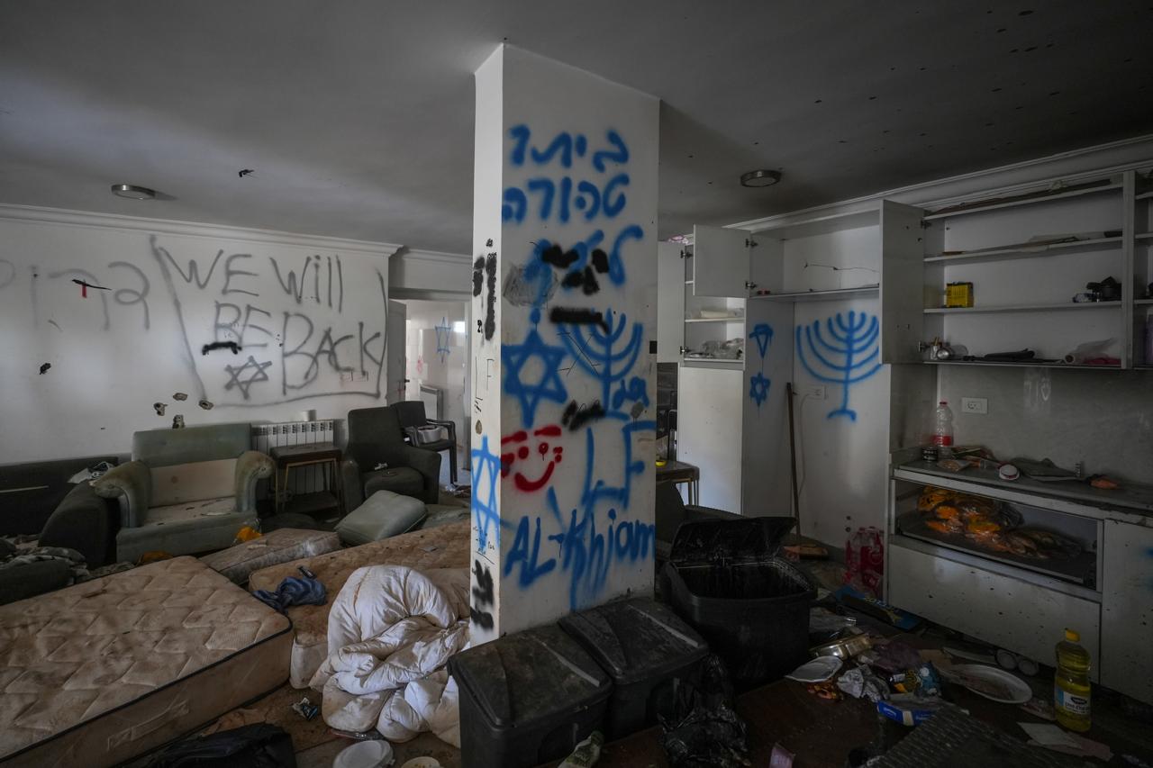 "The Ghetto is pure" is scrawled on a pillar of the villa, surrounded by Stars of David and menorahs. In the background, another message also scribbled on a different villa reads: "We will be back." (Credit: Mohammad Yassin/L'Orient Le-Jour)