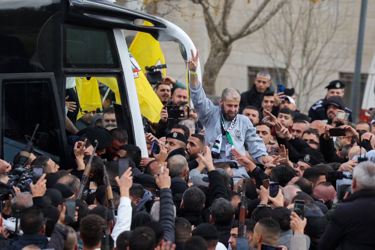Un premier bus de 32 détenus palestiniens accueilli sous les acclamations à Ramallah Un premier bus de 32 détenus palestiniens accueilli sous les acclamations à Ramallah