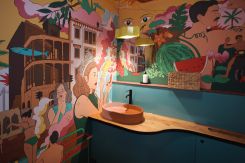 La superbe fresque de Raphaëlle Macaron imprimée sur du papier peint et qui décore les toilettes du restaurant. Photo DR