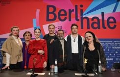 Des membres de l'équipe du film « Yunan » comprenant la productrice Dorothe Beinemeier, les actrices Nidal al-Achkar, Sibel Kekilli, les acteurs Tom Wlaschiha, Georges Khabbaz, le réalisateur Ameer Fakher Eldin et l'actrice Hanna Schygulla lors d'une conférence de presse dans le cadre du 75 e Festival du film de Berlin, le 19 février 2025. Photo AFP