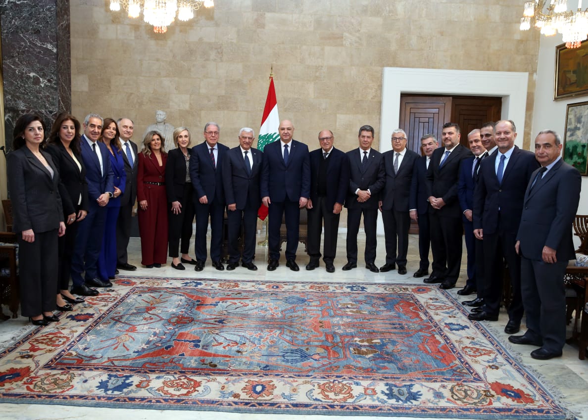 Joseph Aoun reçoit la carte dorée de président d’honneur de l’ATCL