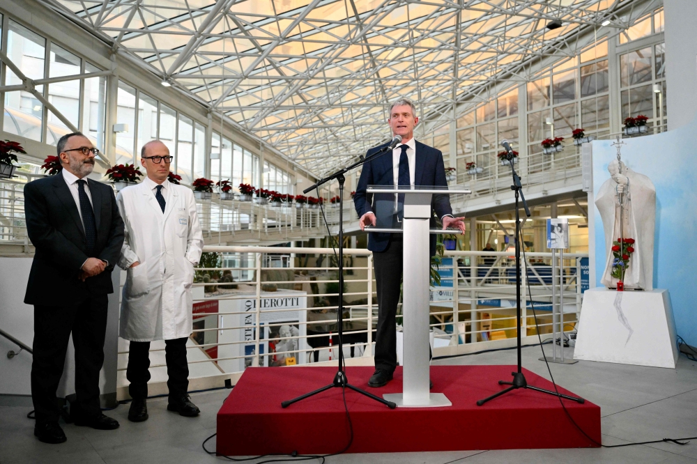 Le pape hospitalisé ne dirigera pas dimanche la prière de l'Angélus