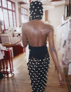 À travers la photographie brute de Seklaoui, ce livre révèle le soin, le savoir-faire exceptionnel et les longues heures de préparation nécessaires à la création de chaque vêtement chez Alaïa. Photo Anthony Seklaoui
