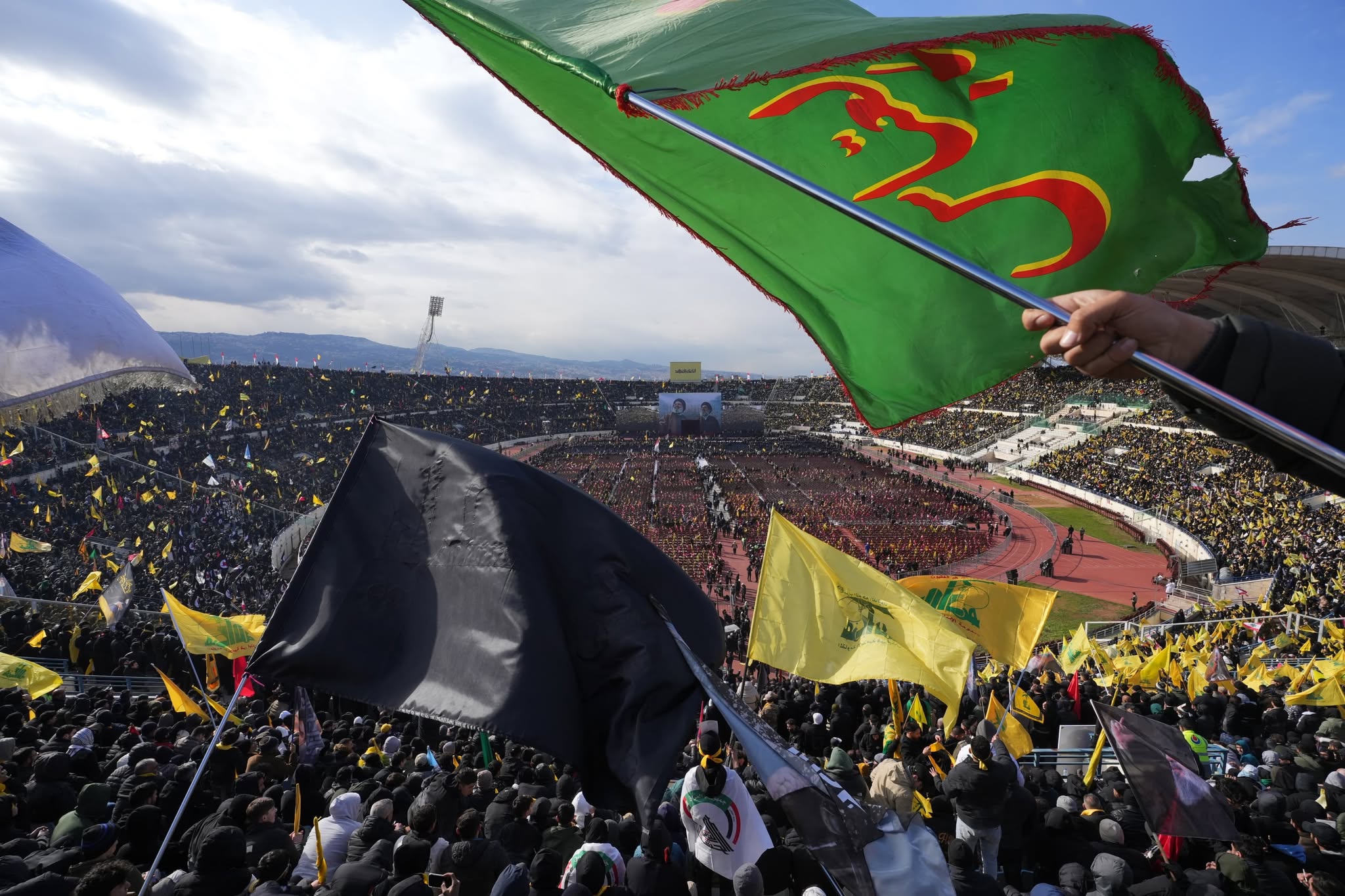 For over an hour in the stadium, political and partisan speeches follow one another, interspersed with religious chants in tribute to Nasrallah. (Credit: Mohammad Yassine/L'Orient-Le Jour)