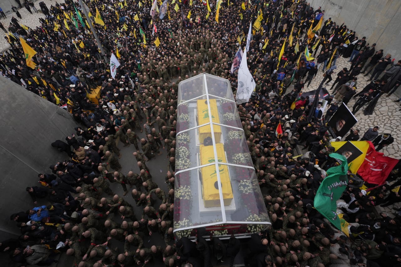  En milieu d'après-midi, le camion qui transporte les cercueils des deux leaders, entouré de dizaines de milliers de partisans, se dirige vers le mausolée où sera enterré l'ancien chef du Hezbollah, non loin de l'aéroport. Le corps de Hachem Safieddine, lui, sera inhumé lundi dans son village natal de Deir Qanoun el-Nahr, au Liban-Sud. Photo Mohammad Yassine/L'Orient-Le Jour