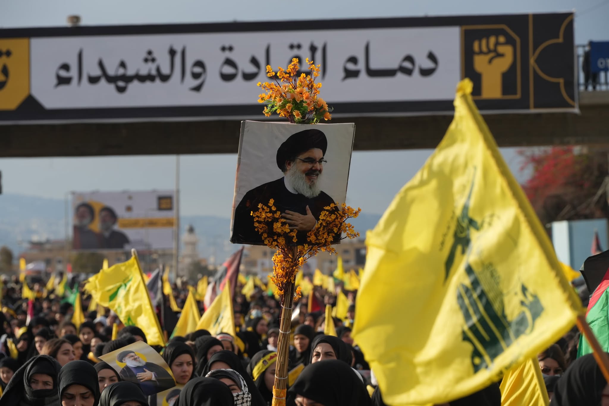 In the early hours of the morning, thousands of people converge in the Sports City, at the entrance to Beirut's southern suburbs, to attend the funerals of Hassan Nasrallah and Hashem Safieddine. (Credit: Mohammad Yassine/L'Orient-Le Jour)