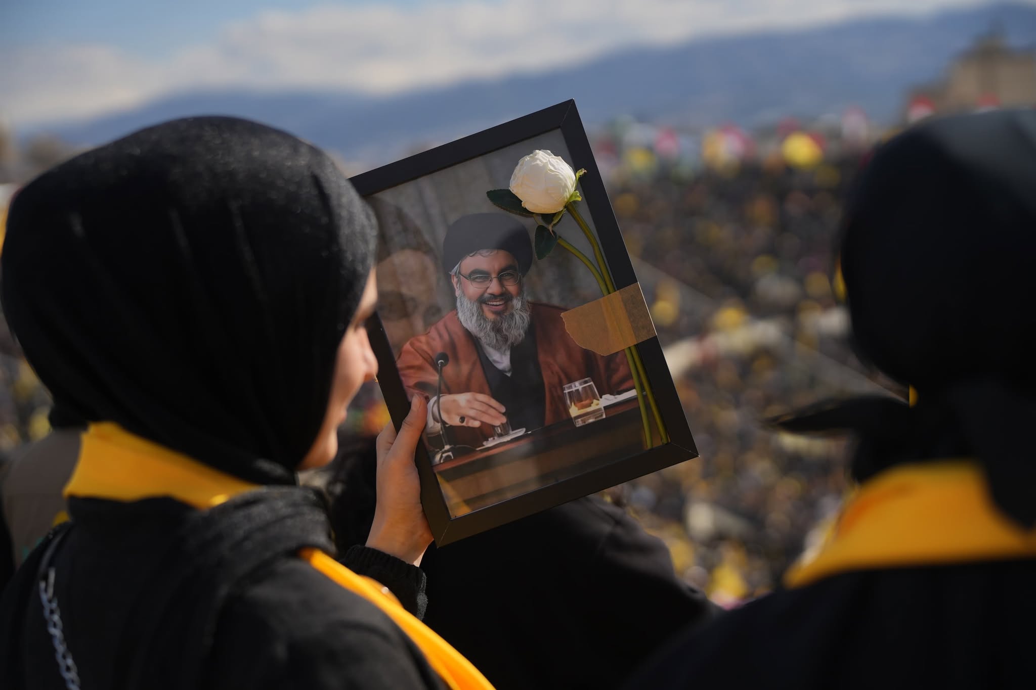 Vêtus de noir et d'écharpes jaunes aux couleurs du Hezbollah, de nombreux spectateurs brandissent des portraits de Hassan Nasrallah, devenu au fil des ans un leader incontournable de la scène libanaise et régionale. Photo Mohammad Yassine/L'Orient-Le Jour