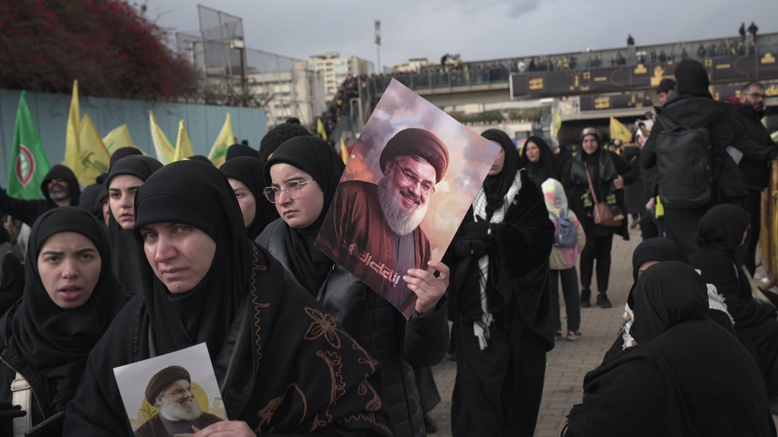In the crowd, organizers separate the men from the women. Some wear closed faces and teary eyes. (Credit: Lucile Wassermann/L'Orient-Le Jour)