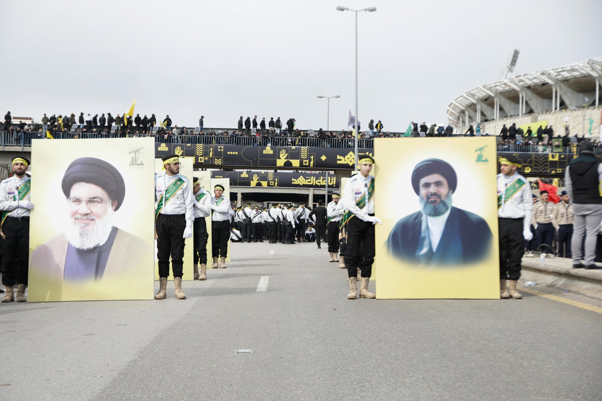 Parmi la foule, les jeunes des Scouts du Mahdi, affiliés au Hezbollah, défilent également derrière des portraits de Hassan Nasrallah et Hachem Safieddine. Photo Nicholas Frakes/L'Orient Today