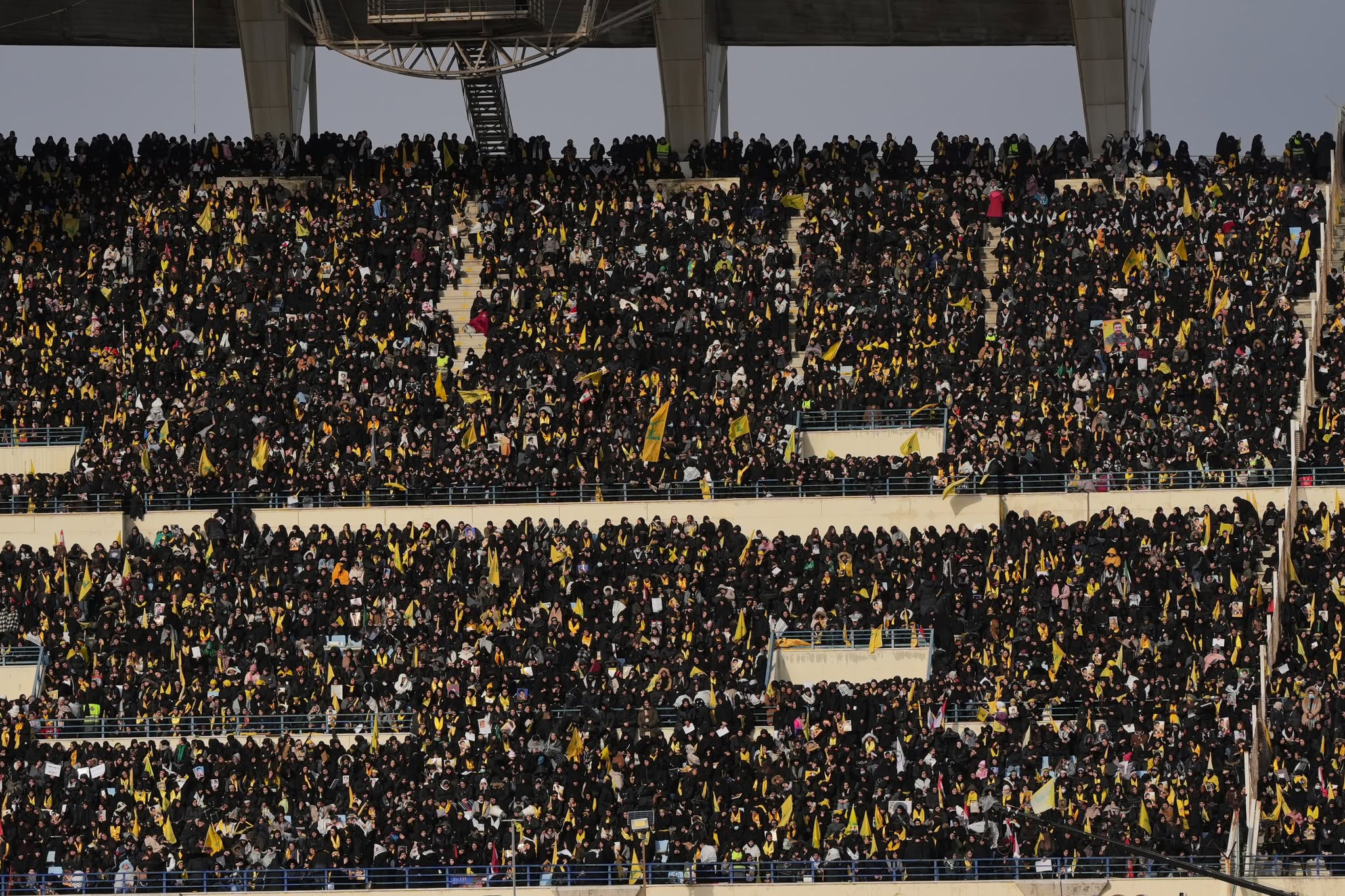 Les gradins du stade, qui peut accueillir 80 000 personnes, étaient remplis avant le début officiel de la cérémonie à 13h. Photo Mohammad Yassine/L'Orient-Le Jour