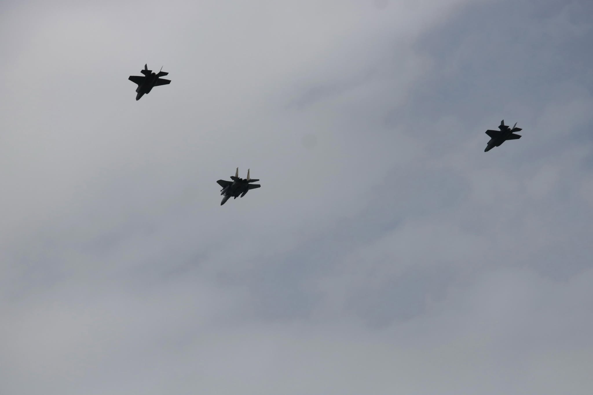 Soudain, des avions de chasses israéliens survolent la foule à basse altitude, en formation en « V », provoquant un bruit assourdissant. Dans l'assistance, certains sont pris de panique. D'autres, crient leur colère contre Israël. Les jets feront un second passage quelques minutes plus tard. Photo Nicholas Frakes/L'Orient Today