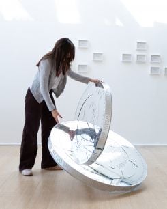 L’artiste installant une de ses pièces sculpturales de monnaie à la galerie, à Beyrouth. Avec l’aimable autorisation de la galerie Janine Rubeiz.