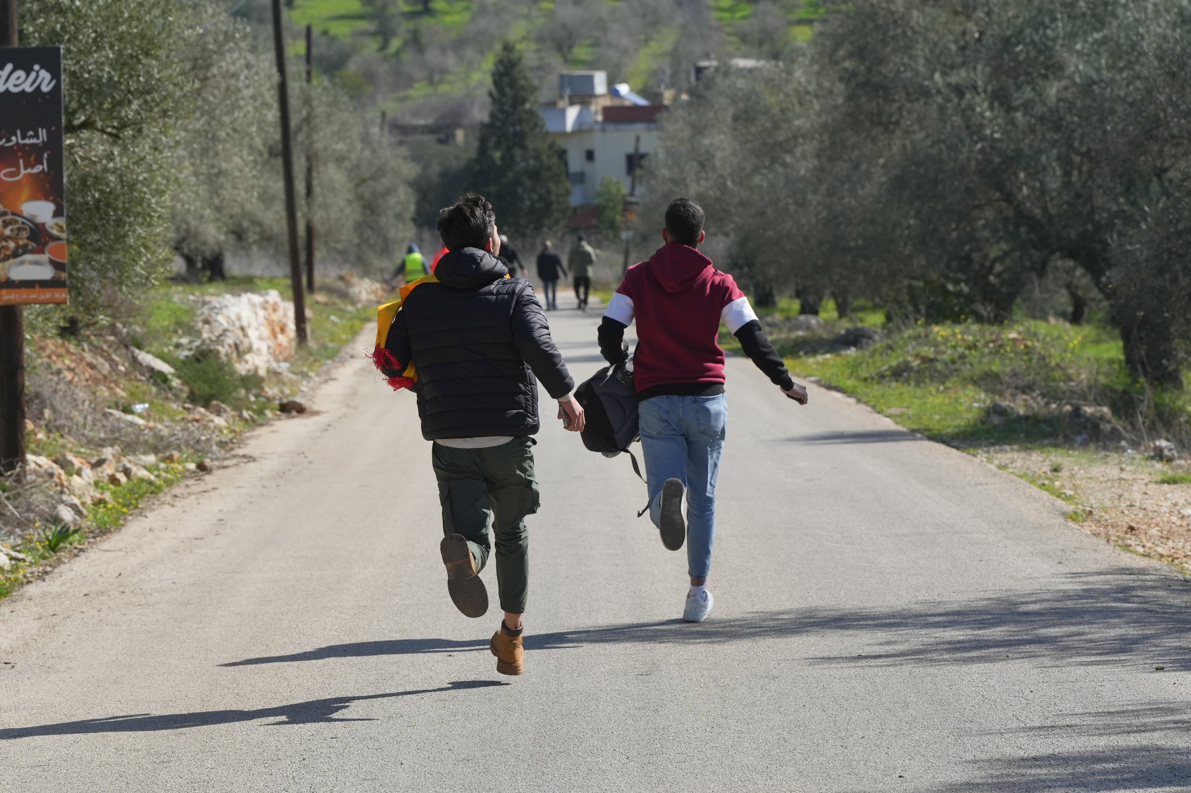Certains, très pressés de retrouver leur maison, ont contourné le barrage de l’armée libanaise au niveau de Deir Mimas, où un des ses blindés fermait la route. Sur la route menant à Kfar Kila, nombreux sont ceux qui se sont mis à courir. Photo Mohammad Yassine