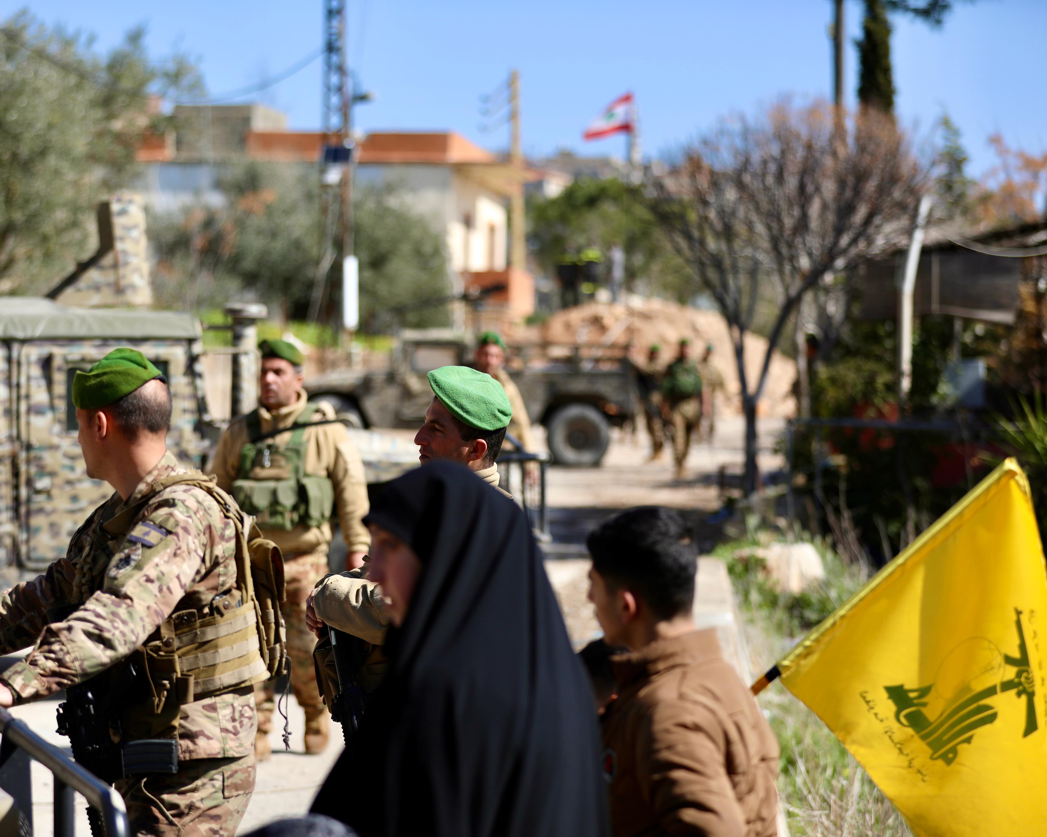 Les drapeaux du Hezbollah se mêlent aux troupes de l’armée libanaise, qui contrôle chaque entrée du village de Houla. Photo Matthieu Karam