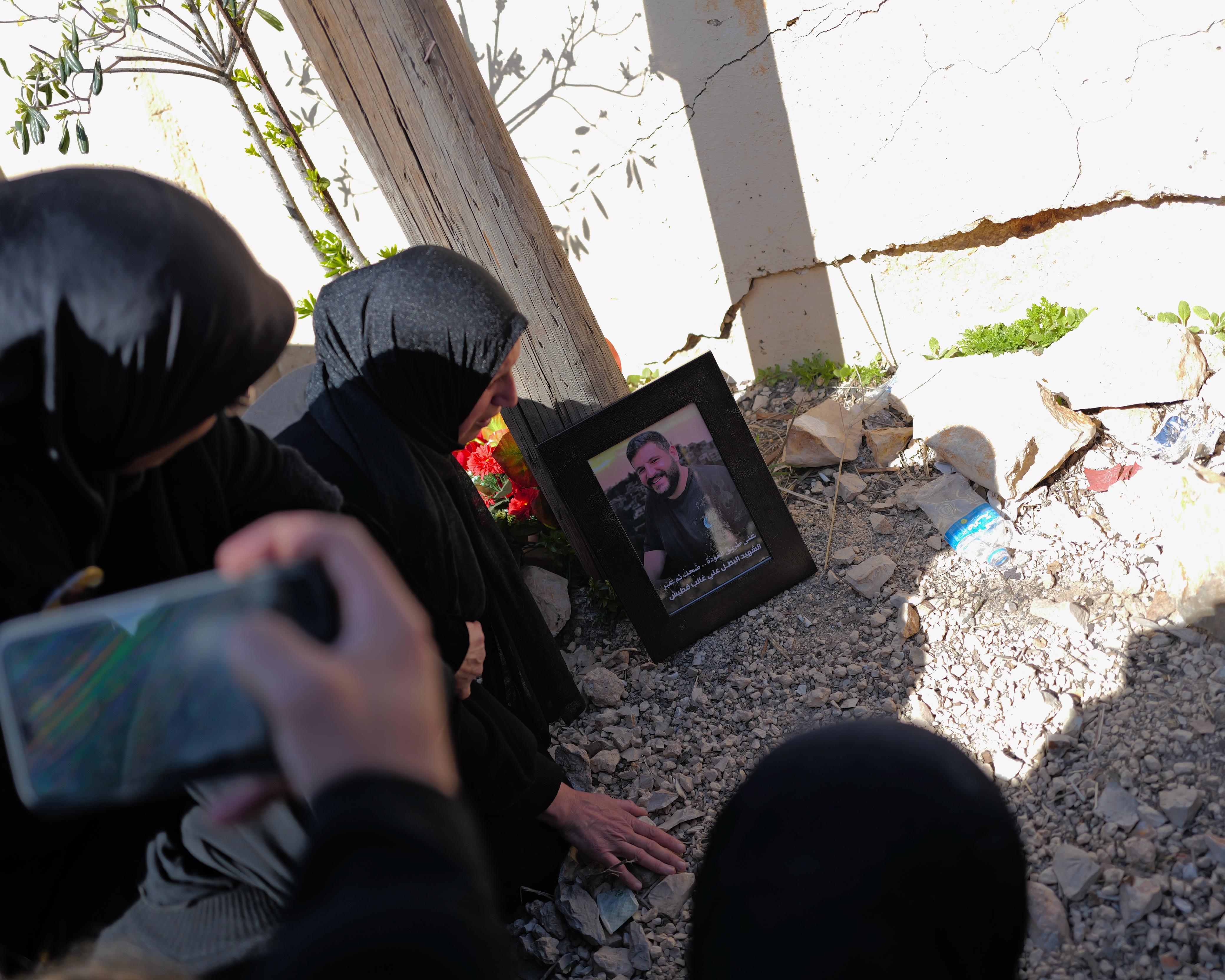 Les hommages aux martyrs sont nombreux. Les habitants posent les photos à même les décombres et rendent hommage à leurs proches. Photo Matthieu Karam
