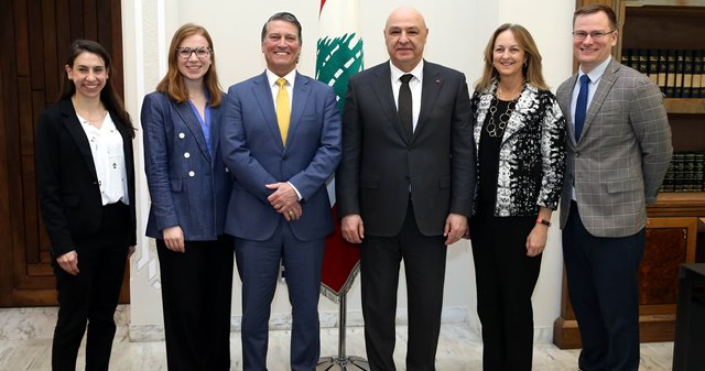 « L'armée libanaise est prête » : Joseph Aoun reçoit un sénateur américain à Baabda