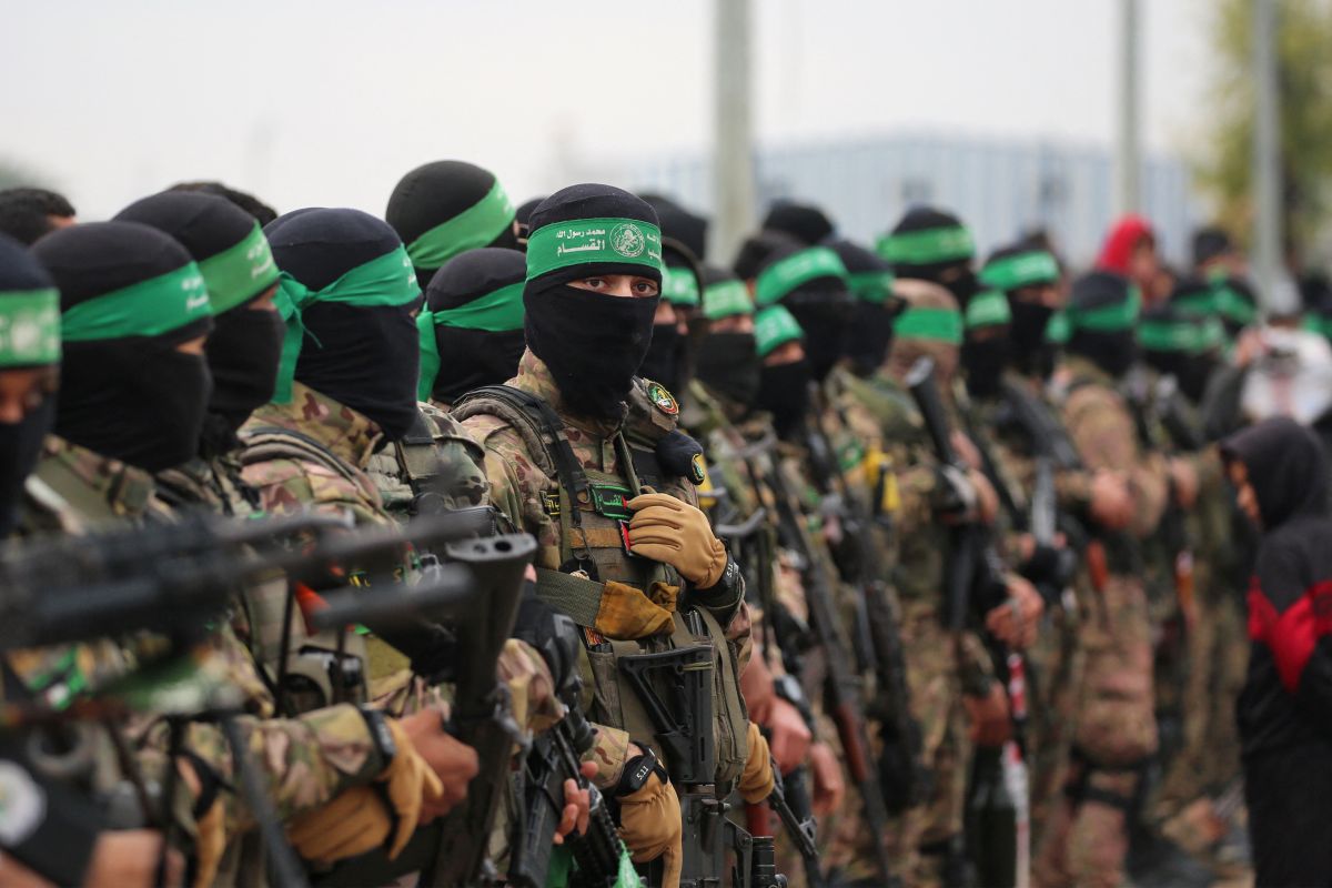 Le Hamas exhibe deux otages israéliens, Tal Shoham et Avera Mengistu à Rafah, avant leur remise au CICR