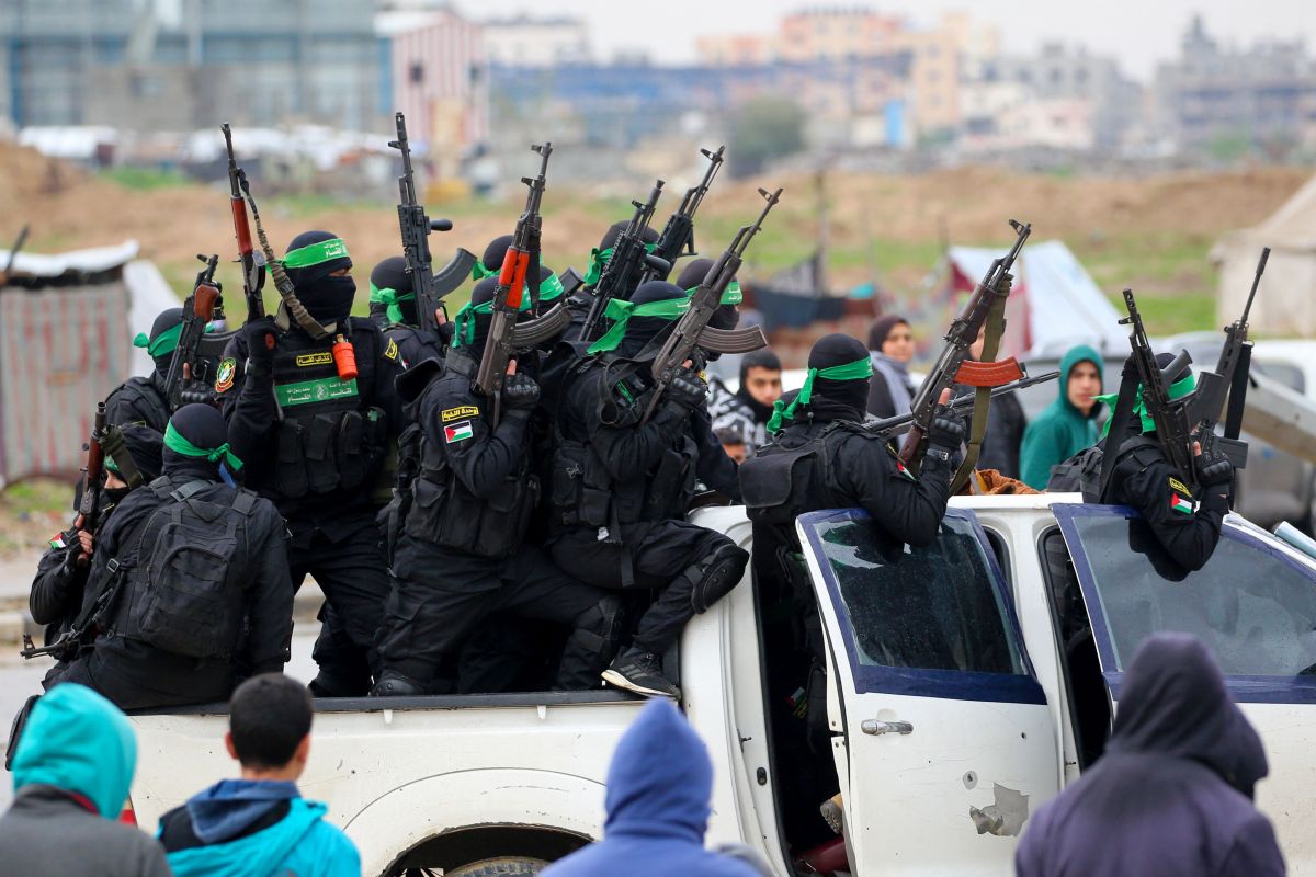 Un convoi du CICR quitte Rafah avec deux otages relâchés par le Hamas