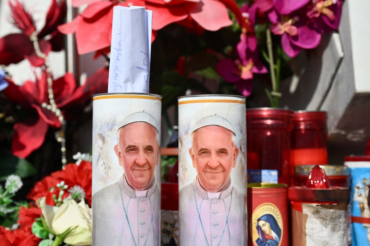 Le pape François entame sa deuxième semaine d'hospitalisation pour pneumonie