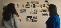 Hiam Abbas et Lina Soualem devant un mur de souvenirs. Thomas Bremond/Beall Productions