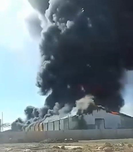 Un incendie ravage une usine de plastique et est maîtrisé par la Défense civile, près de Qaa