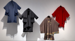 Les célèbres caftans signés Huguette Caland exposés au musée Reina Sofia à Madrid. Avec l’aimable autorisation du fonds Huguette Caland